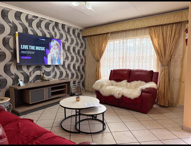 3 BEDROOM HOUSE FOR SALE IN GEELHOUTPARK
